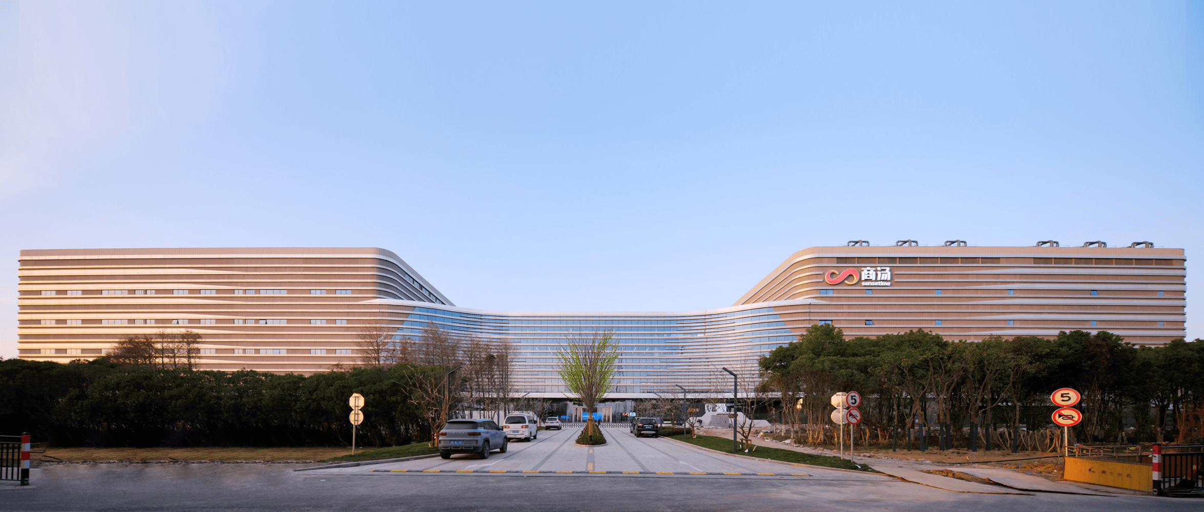 商汤科技日日新大模型赋能陪伴机器人，实现拟人化交互